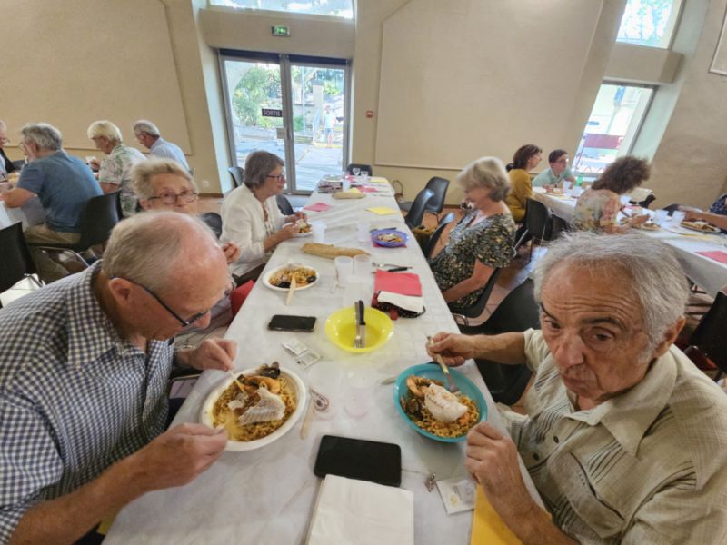 20260616_194338-800-1 Les adhérents du comité de jumelage Pertuis-Utiel fêtent la fin de l’année.