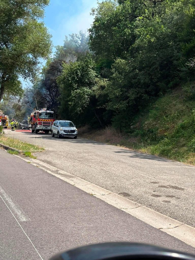 728127504_122170883180716468_7024286899899217179_n-768x1024 Un incendie touche une zone difficile d'accès à Beaumont-de-Pertuis