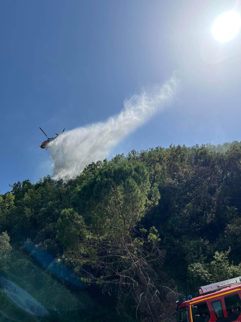 728512065_122170886858716468_4624851075716238445_n-768x1024 Un incendie touche une zone difficile d'accès à Beaumont-de-Pertuis