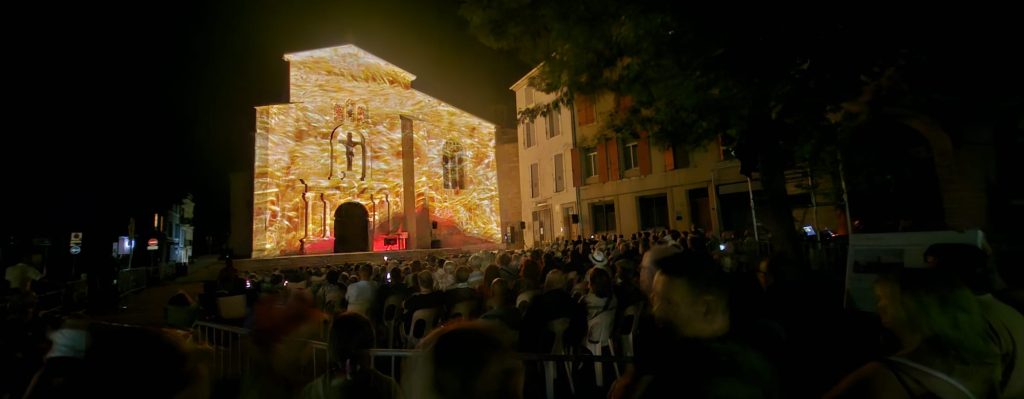 mapping-2-1-1024x399 Pertuis fait rayonner son histoire avec un spectacle de vidéo-mapping sur l’église Saint-Nicolas.